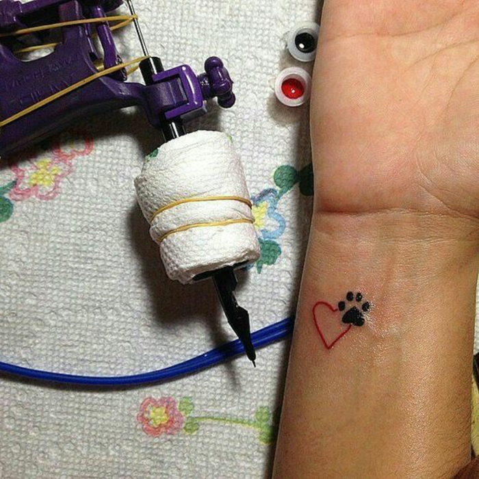 petit tatouage, patte de chat noire et coeur rouge, tatouage stylisé