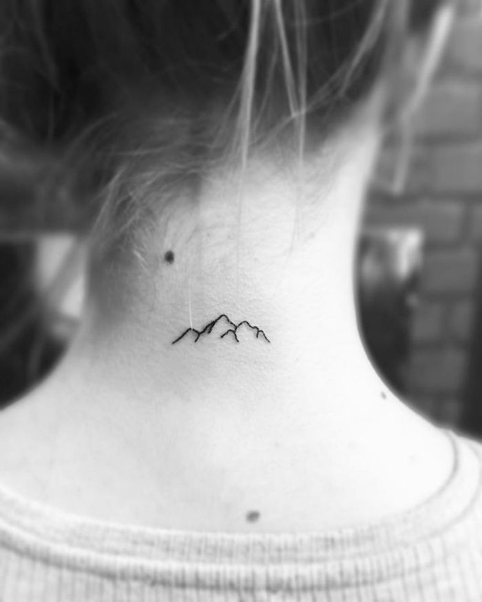 petit tattoo nuque discret et tatouage montagne fin dans le cou
