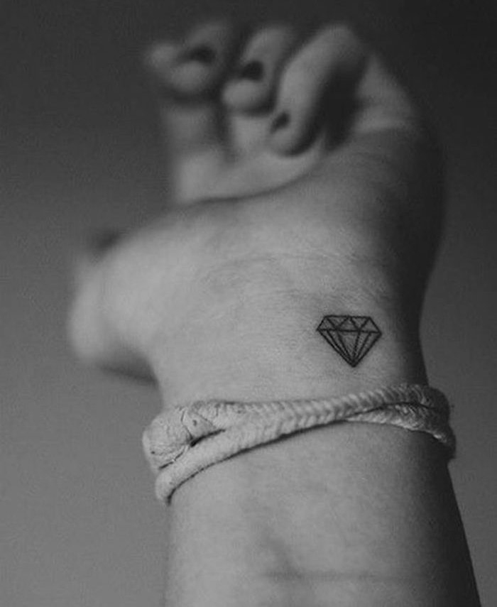 petit tatouage poignet femme idée tattoo diamant discret