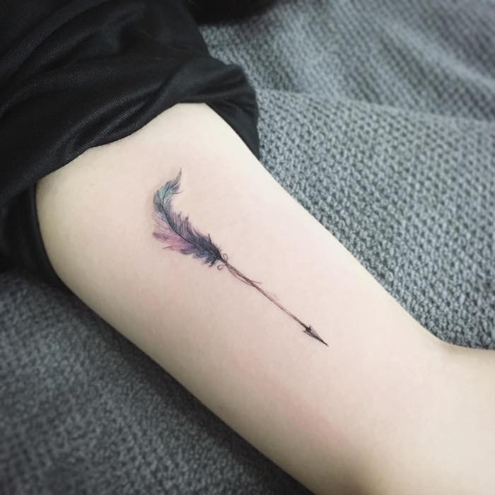 tatouage discret sur le bras, dessin en encre sur la peau, tatouage plume en couleurs