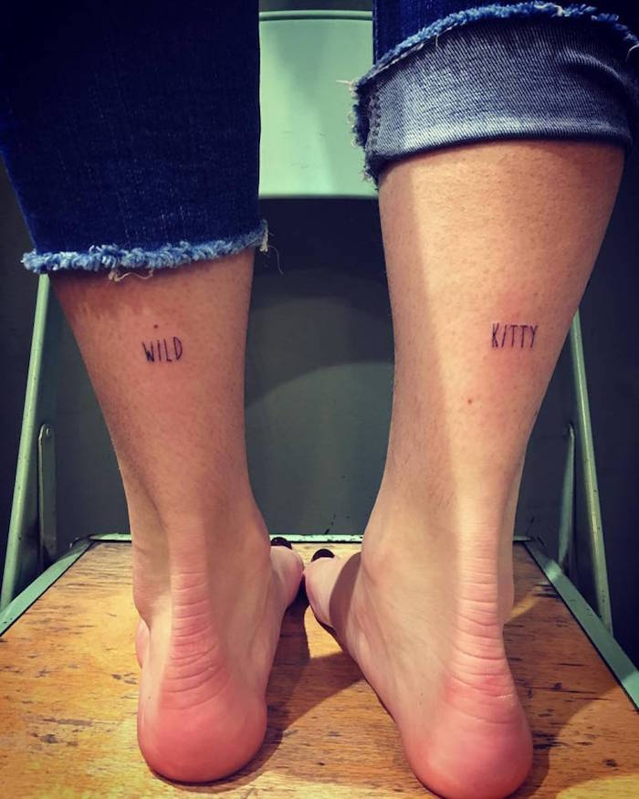 petit tattoo mollet femme discret tatouage jambe ecriture mot