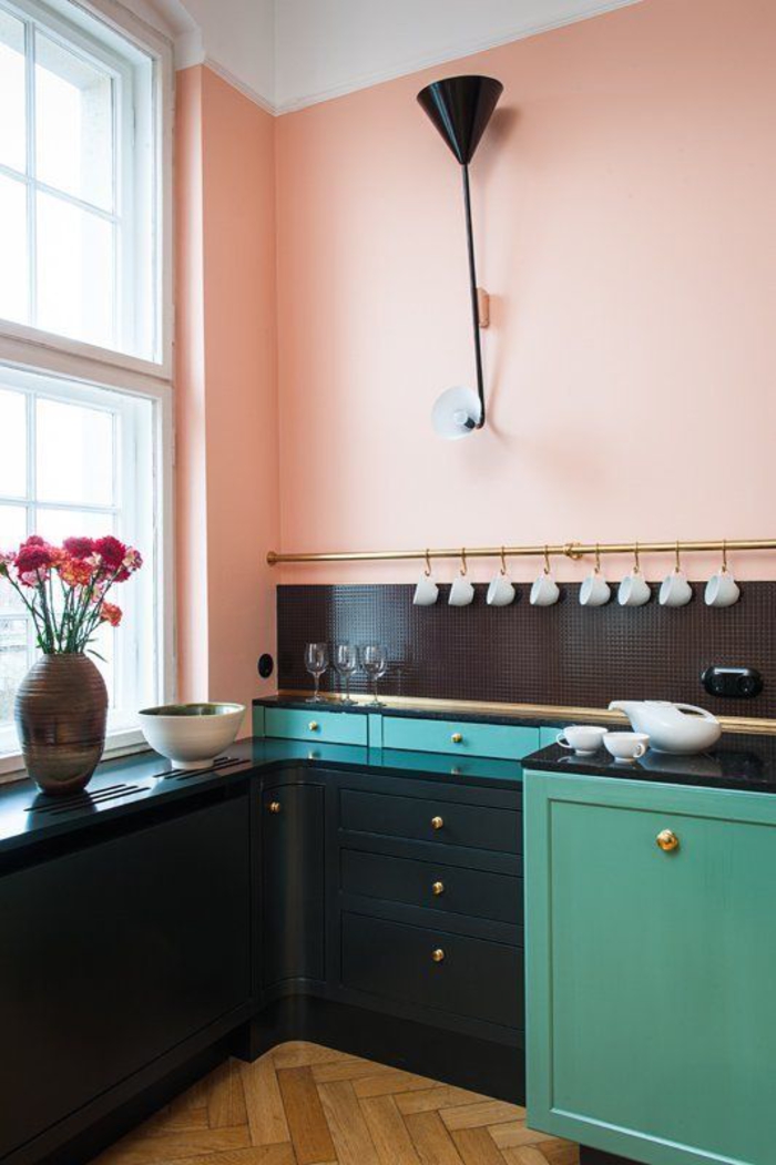 une cuisine d'esprit minimaliste en rose, noir et bleu sarcelle pour une ambiance rétro douce 