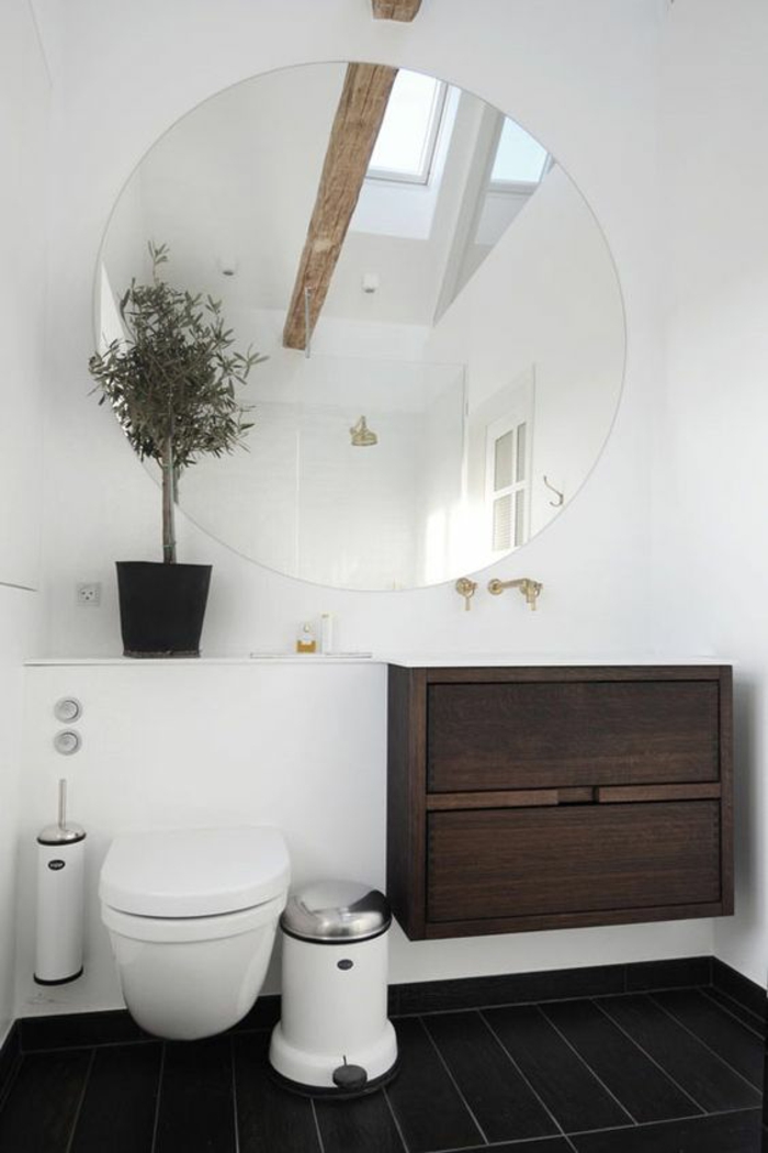 salle de bain très petite avec miroir rond très grand murs blancs meuble suspendu marron 