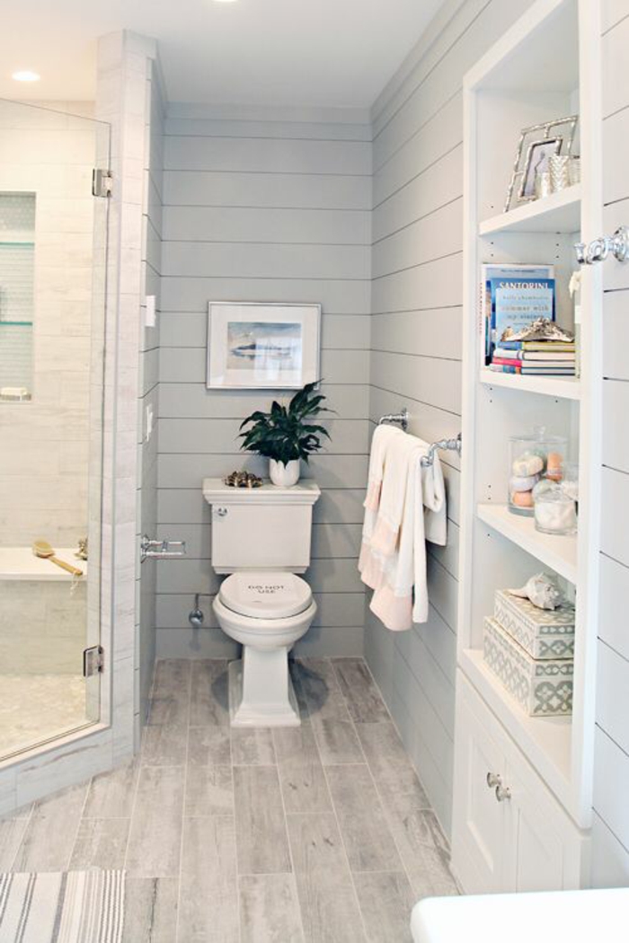 petites salle de bain décoration style classique avec sol en bois PVC