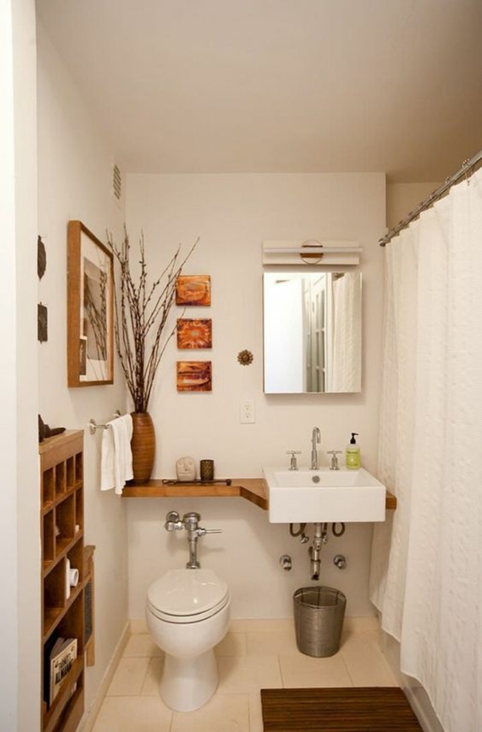 salle de bain petite et étroite en aménagement en longueur avec rideaux blancs 