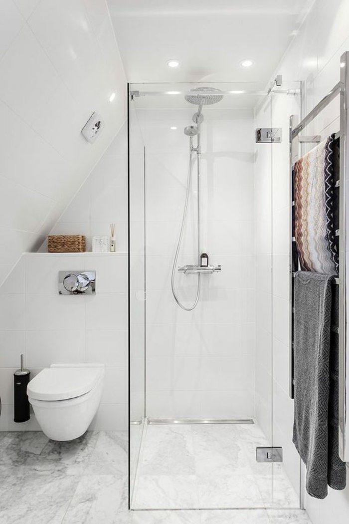 petites salle de bain avec douche italienne et meuble WC suspendu réalisation sous toit en pente mansarde