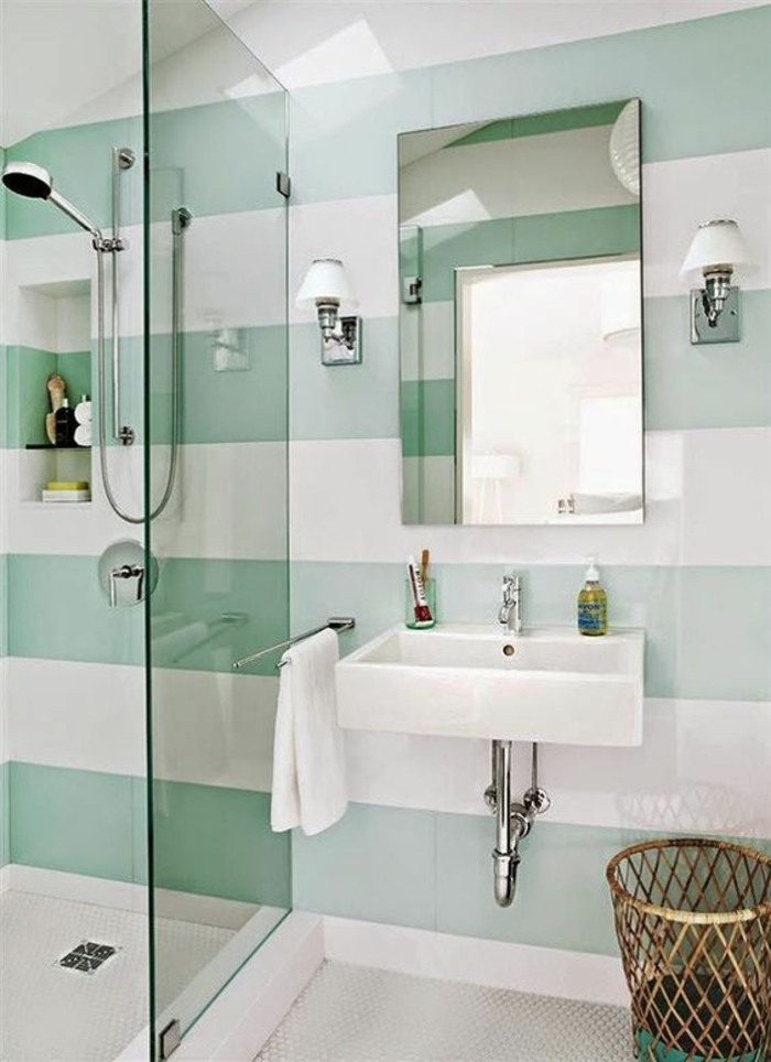 salle de bain petite avec des murs aux rayures en blanc et vert pastel et grand lavabo vintage