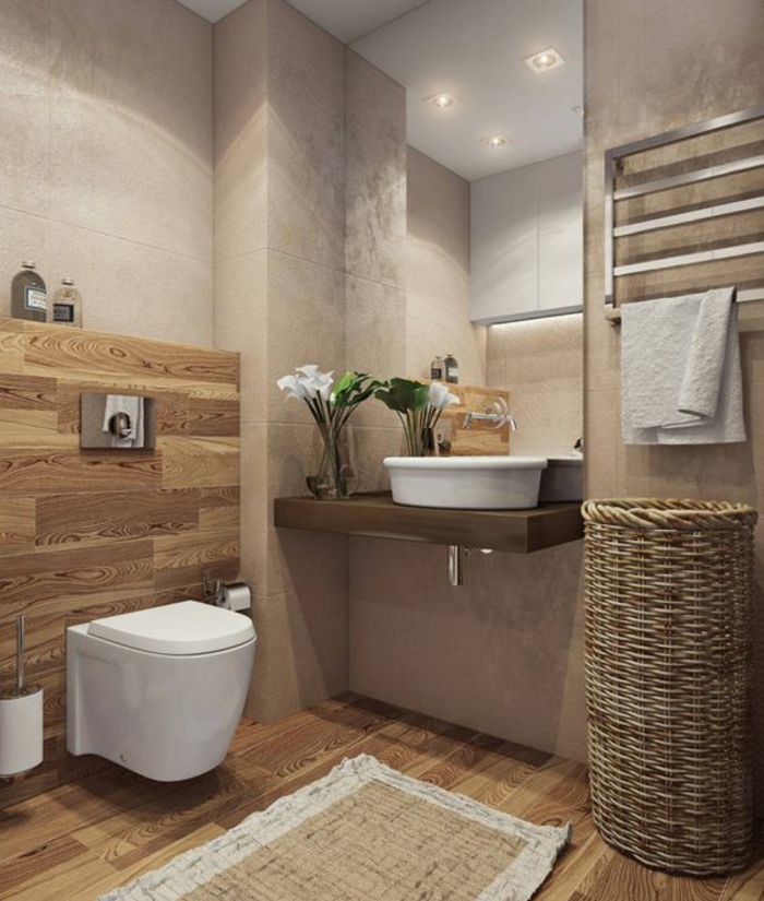 salle de bain très petite avec revetement en bois PVC aux nuances foncées et claires