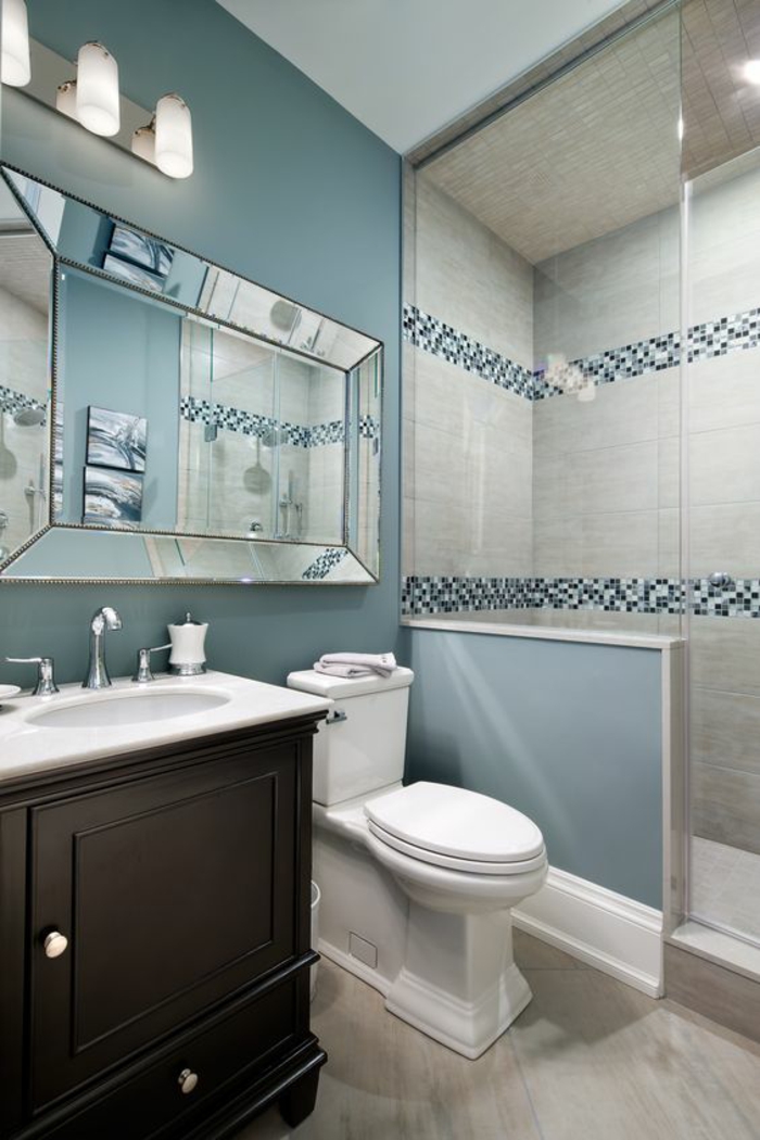 petit salle de bain aux couleurs bleu pastel et blanc avec des motifs bandes aux mosaiques blanc et bleu dans la douche italienne