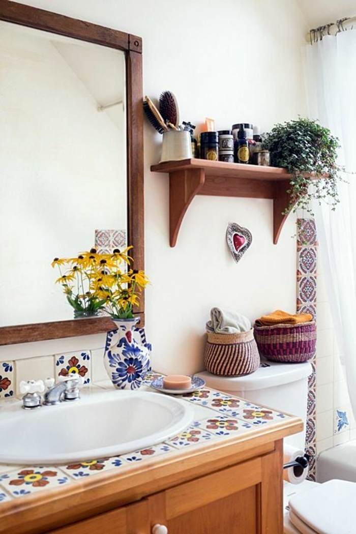 salle de bain très petite avec carrelage en fleurs sur le meuble style vintage 