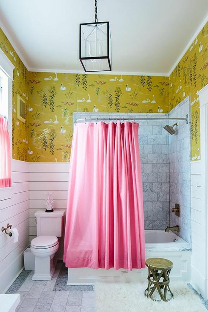 petites salles de bain ambiance déchainée zones aux diverses revetements et motifs colorés