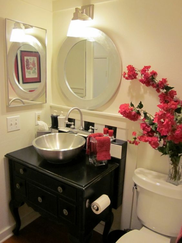 petite salle de bains avec deux miroir cote a cote rond et carre pour plus de luminosité