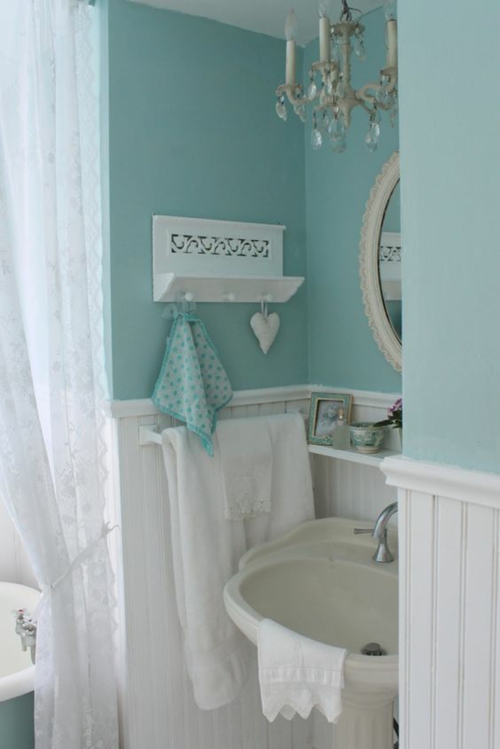 petit salle de bain en couleurs douces bleu pastel et blanc shabby chic