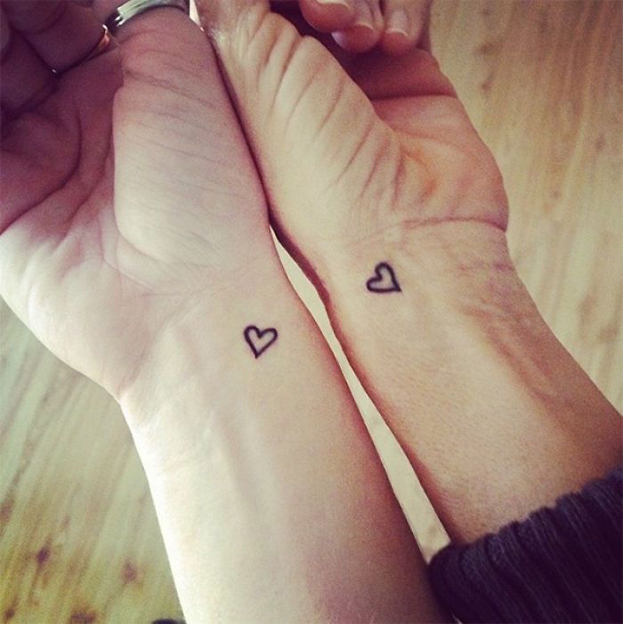mini tatouages amour petits coeurs sur le poignet tattoo symbole couple