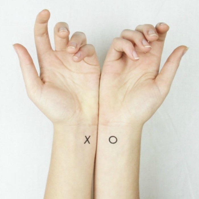 petits tattoo discrets au poignet croix rond cercle mini tatouages