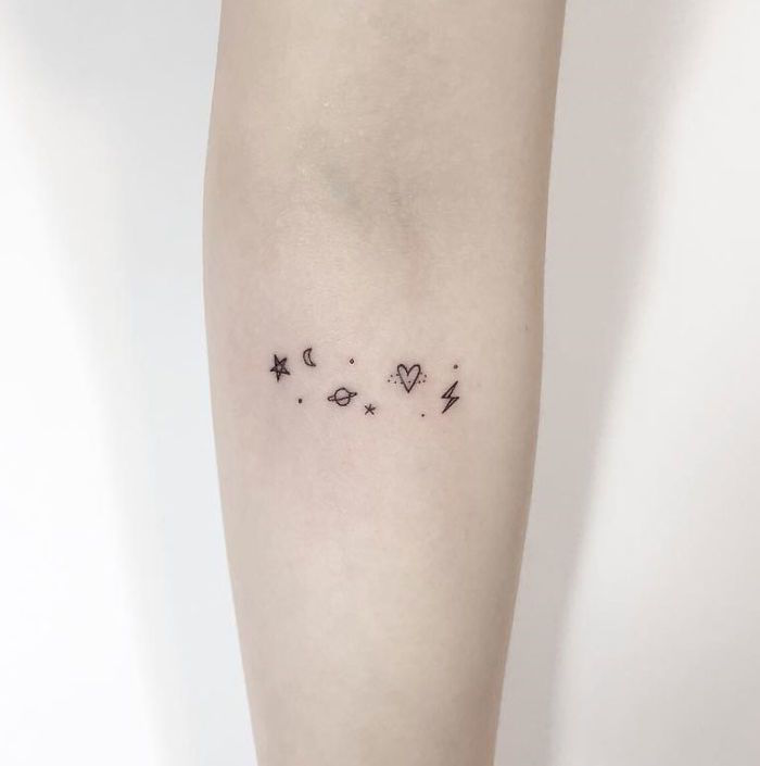 petits tatouages discrets bras étoiles planètes constellation mini dessin