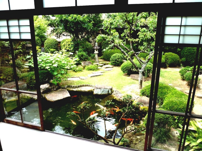 déco de jardin zen, bassin, petit étang, carpe koi avec pelouse, chemin de pierres, arbustes et arbres, lanterne en pierre