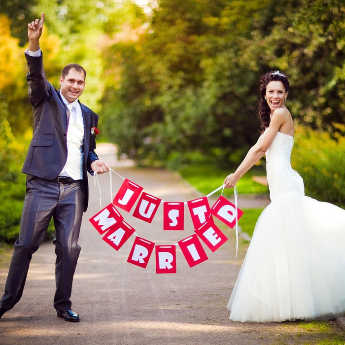 photo de couple de mariés heureux après la cérémonie, cliché naturel et sans artifice