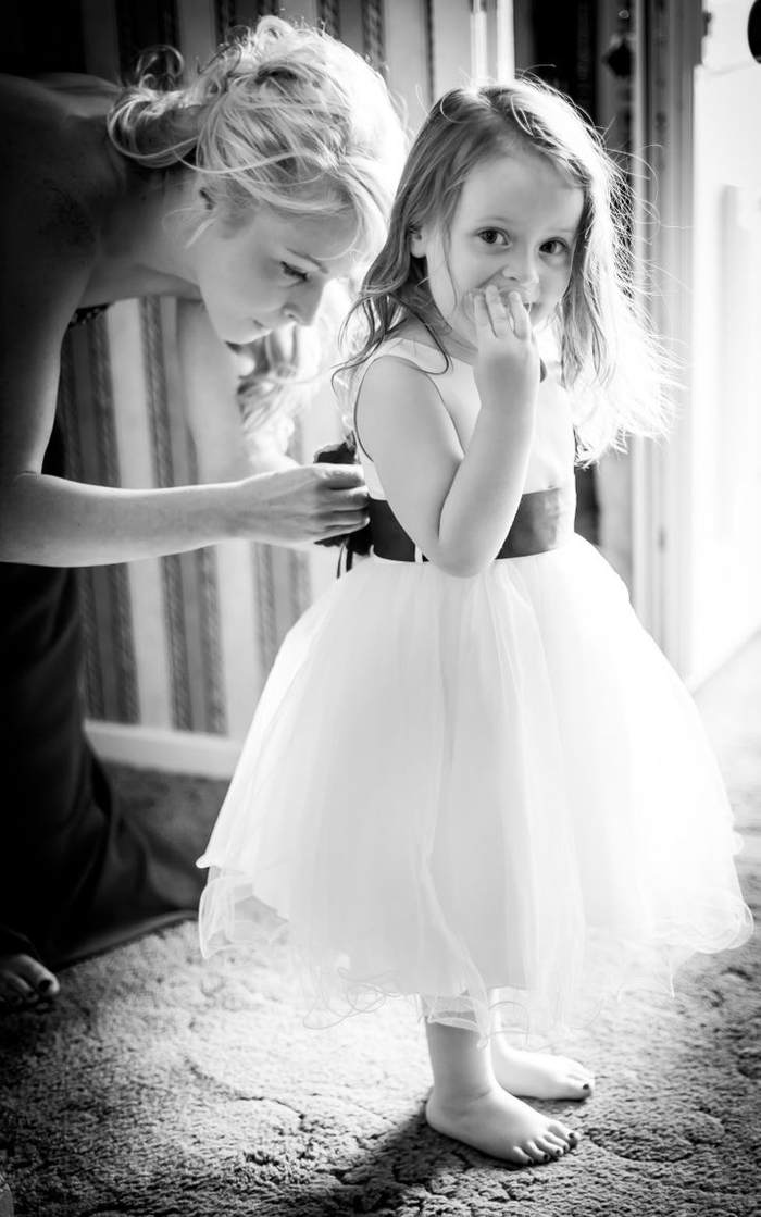 comment réaliser d'adorables photos de mariage avec des enfants, petite fille trop mignonne vêtue en robe de fille d'honneur