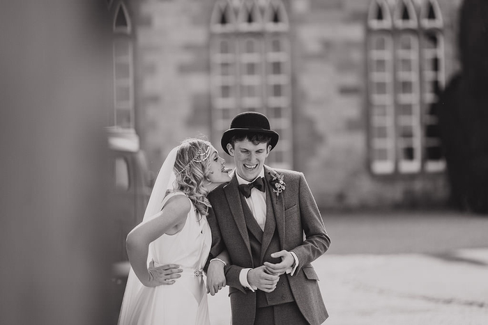 une photo de couple décalée en noir et blanc, une mariée espiègle qui tire la langue
