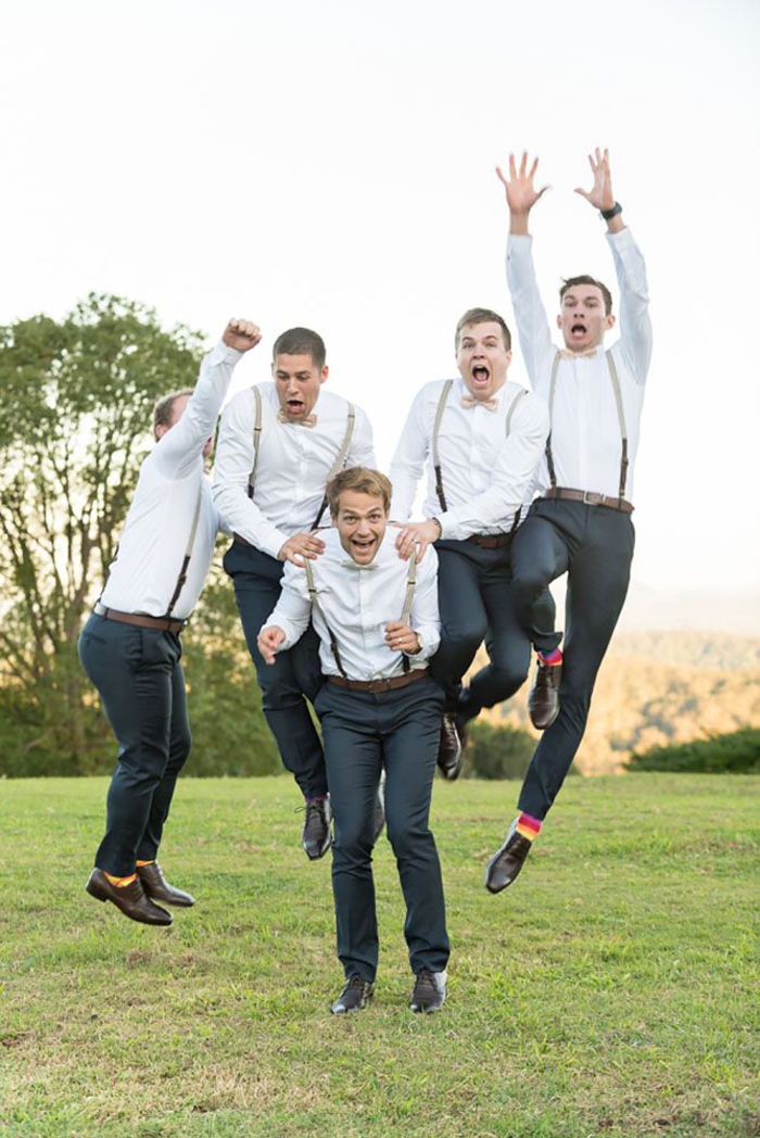 une photo originale de marié et ses témoins de mariage sautant dans l'air, séance photo insolite dans la nature