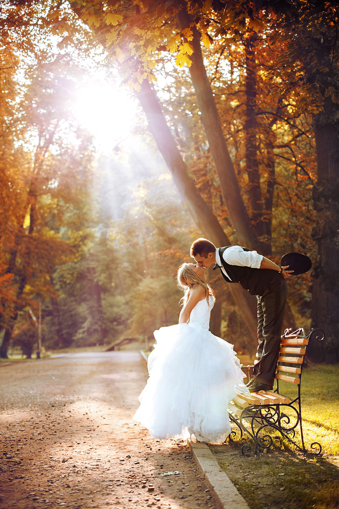 photo de couple romantique qui capte une belle lumière d'automne, photo posé naturelle