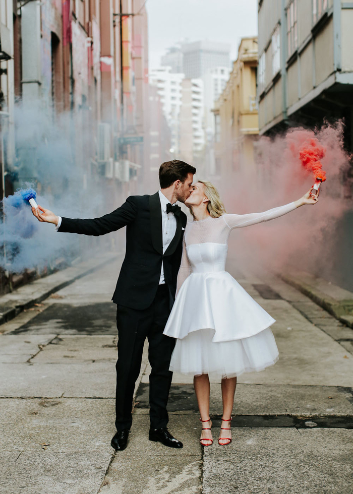 un mariage urbain original, photo de couple tendance avec des bombes de fumée colorée