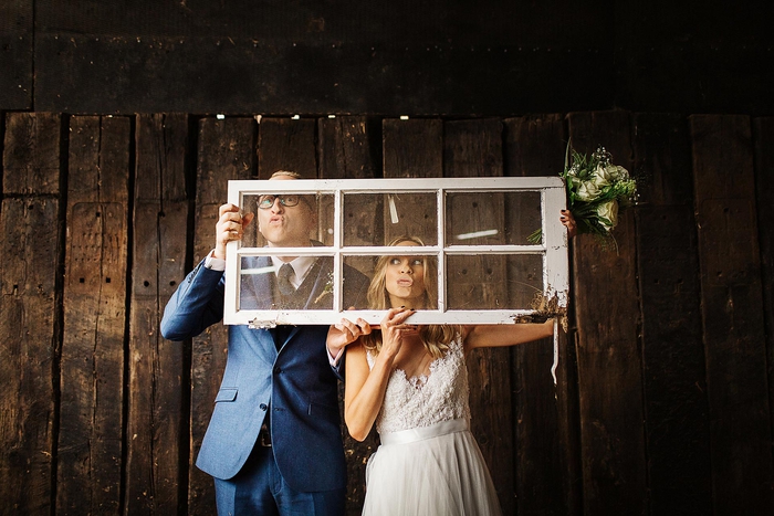 une séance photo originale et décalé avec un ancien cadre de fenêtre, photo de couple rigolote