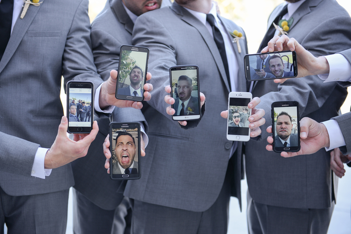 une photo mariage originale avec les témoins de mariage, un selfie de groupe rigolo 