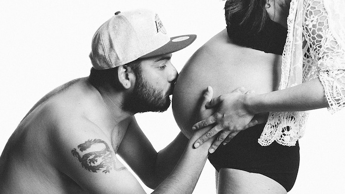 photo pour femme enceinte photos grossesse souvenirs noir et blanc photographe couple papa maman ventre rond