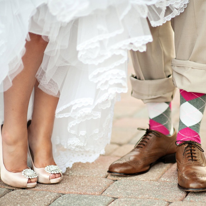 un photo mariage qui met en valeurs les petits détails, un portrait de pied original