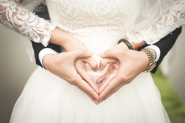 photo de couple originale avec les mains des mariés formant un coeur