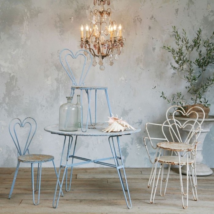 décoration shabby chic, style bord de mer, chaises et table minimaliste en metal, lustre baroque, parquet en bois usé et plante verte