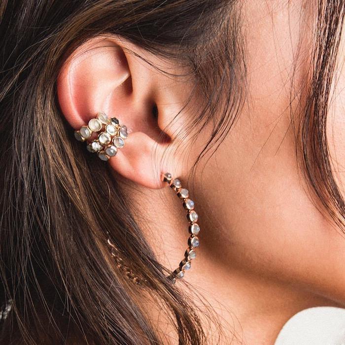 piercing femme, cheveux marron, anneau pour les oreilles en cristaux, piercing conch