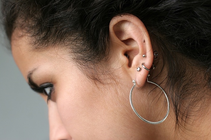 piercing cartilage, anneau oreilles en argent, piercing délicat pour femme, cheveux noirs