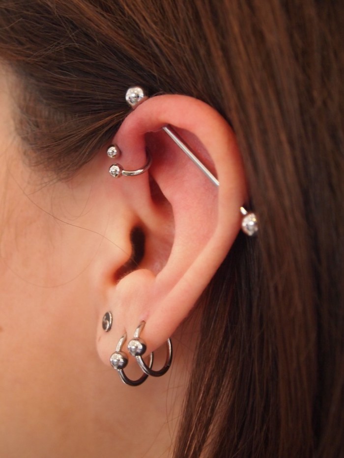 piercing oreille, anneau oreille métallique, cheveux marron, piercing industriel