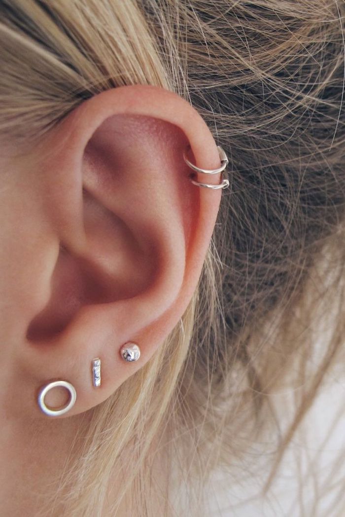 piercing femme, cheveux blonds, petites boucles d'oreilles, anneau pour oreilles en argent