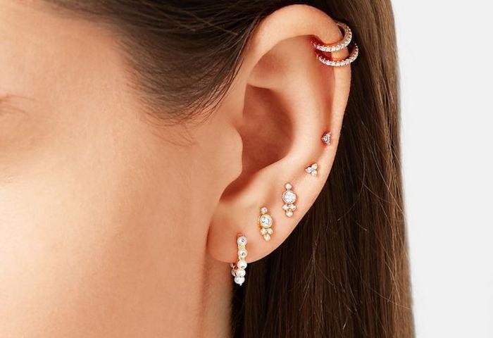 piercing femme, cheveux marron, anneau oreilles en cristaux, piercing discret, boucles d'oreilles en petites perles