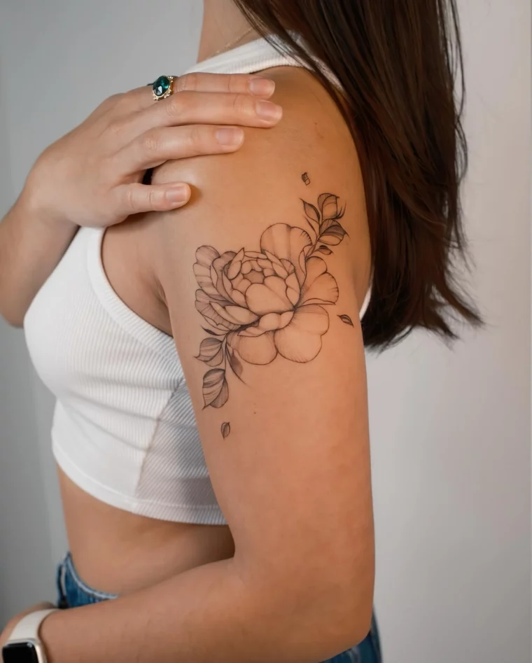 pivoine art tattoo epaule femme dessin fleur peau bijoux