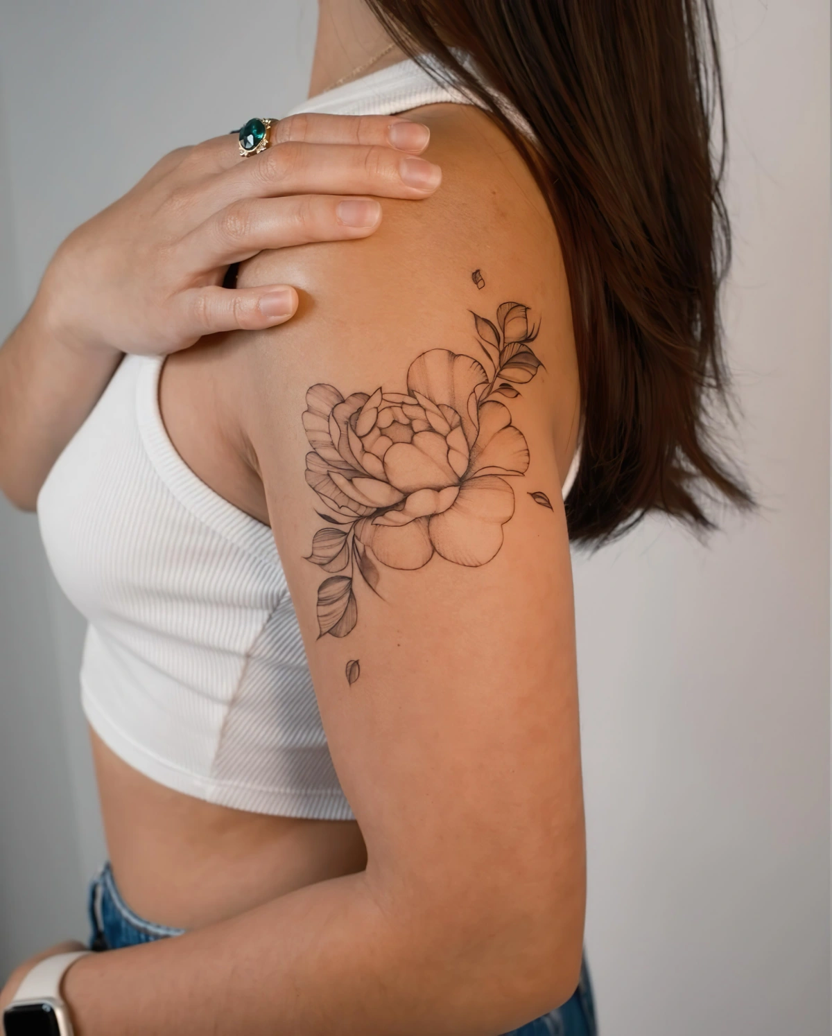 pivoine art tattoo epaule femme dessin fleur peau bijoux