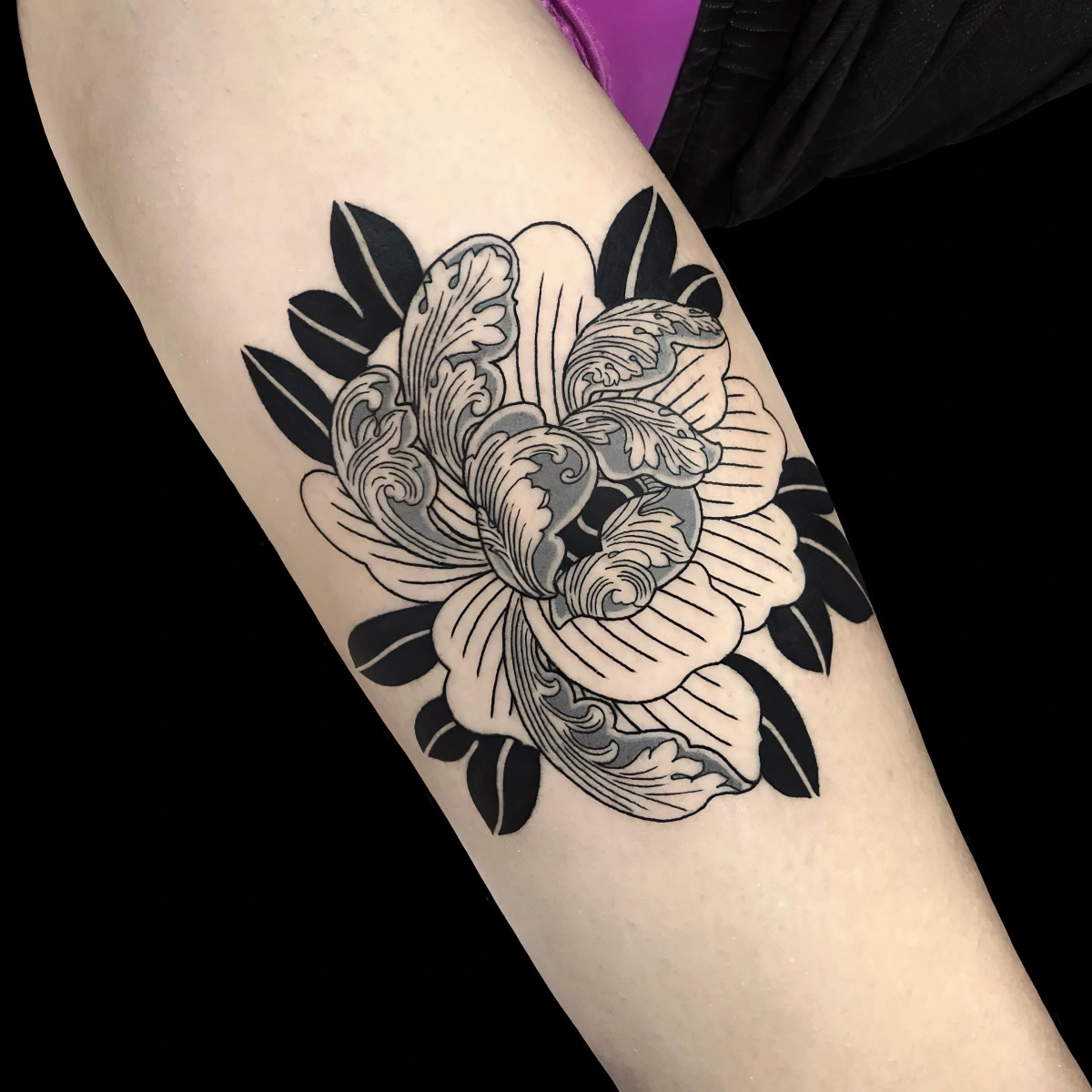 pivoine japonaise tatouage details fonces motifs geometriques