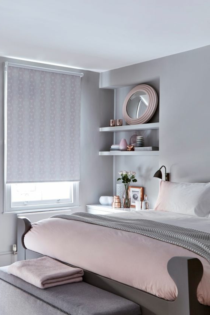 plaid de lit rose poudré, peinture murale grise, étagères et miroir rond, store en couleur douce