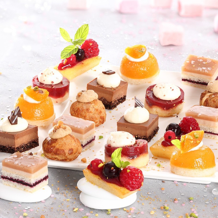 un buffet de desserts composé de plateau de petits fours sucré, des amuse-gueules fruités ou chocolatés à picorer avec délice