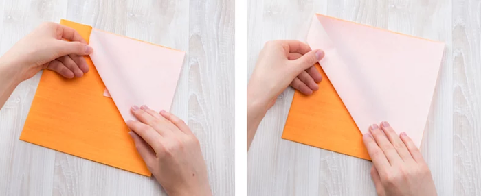 guide avec photos pour apprendre l'art origami, pliage de serviette en papier orange, table en bois claire