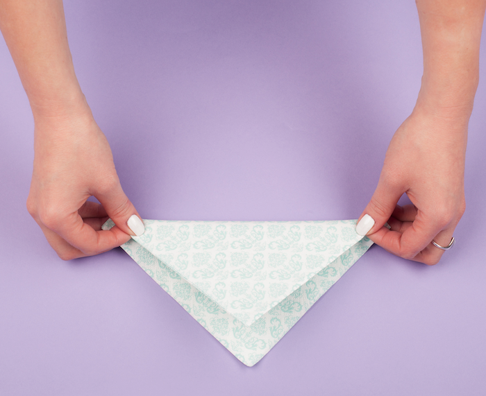 tuto pliage de serviette, technique origami avec serviette en papier, manucure blanche sur ongles courts