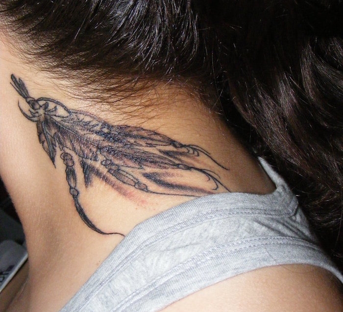 tatouage femme, dessin en encre sur la peau à motif plumes, tatouage sur le cou
