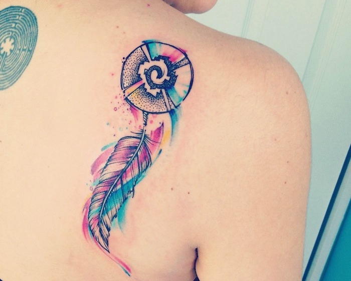 tatouage femme, dessin à motif attrape rêve, tatouage en couleurs à design plume