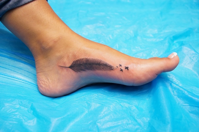 idée tatouage femme, dessin sur la peau à motif oiseaux et plume, tatouage sur le pied