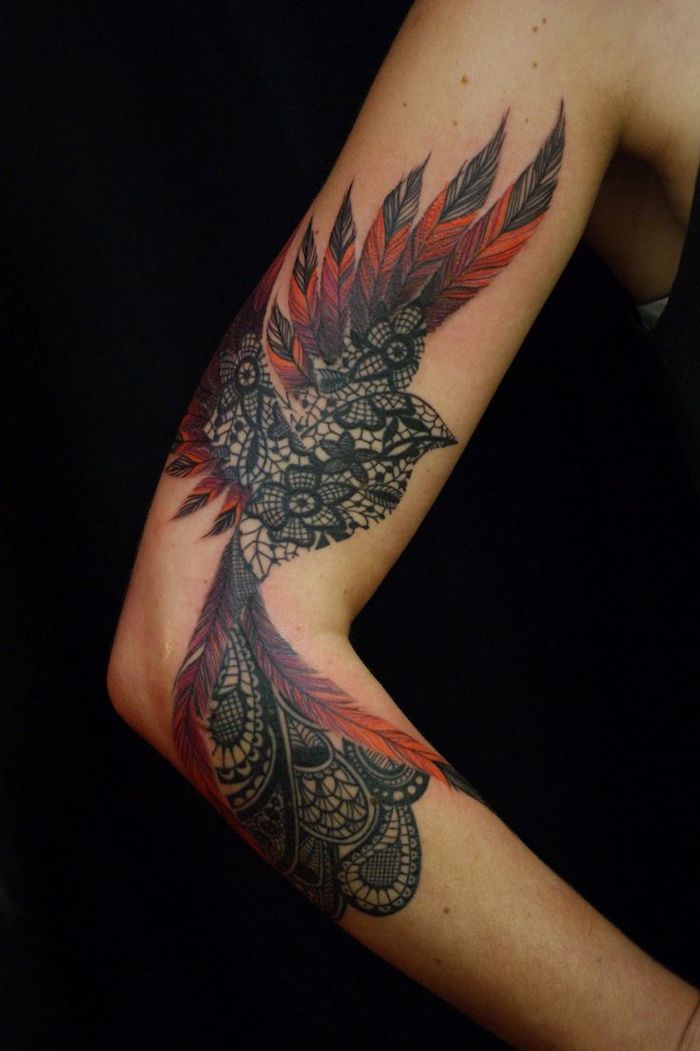 tatouage femme, art corporel à inspiration phénix en ailes enflammées, tatouage sur le bras