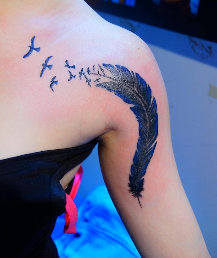 tatouage épaule femme, tattoo à motifs plumes avec contours bleus et oiseaux volants